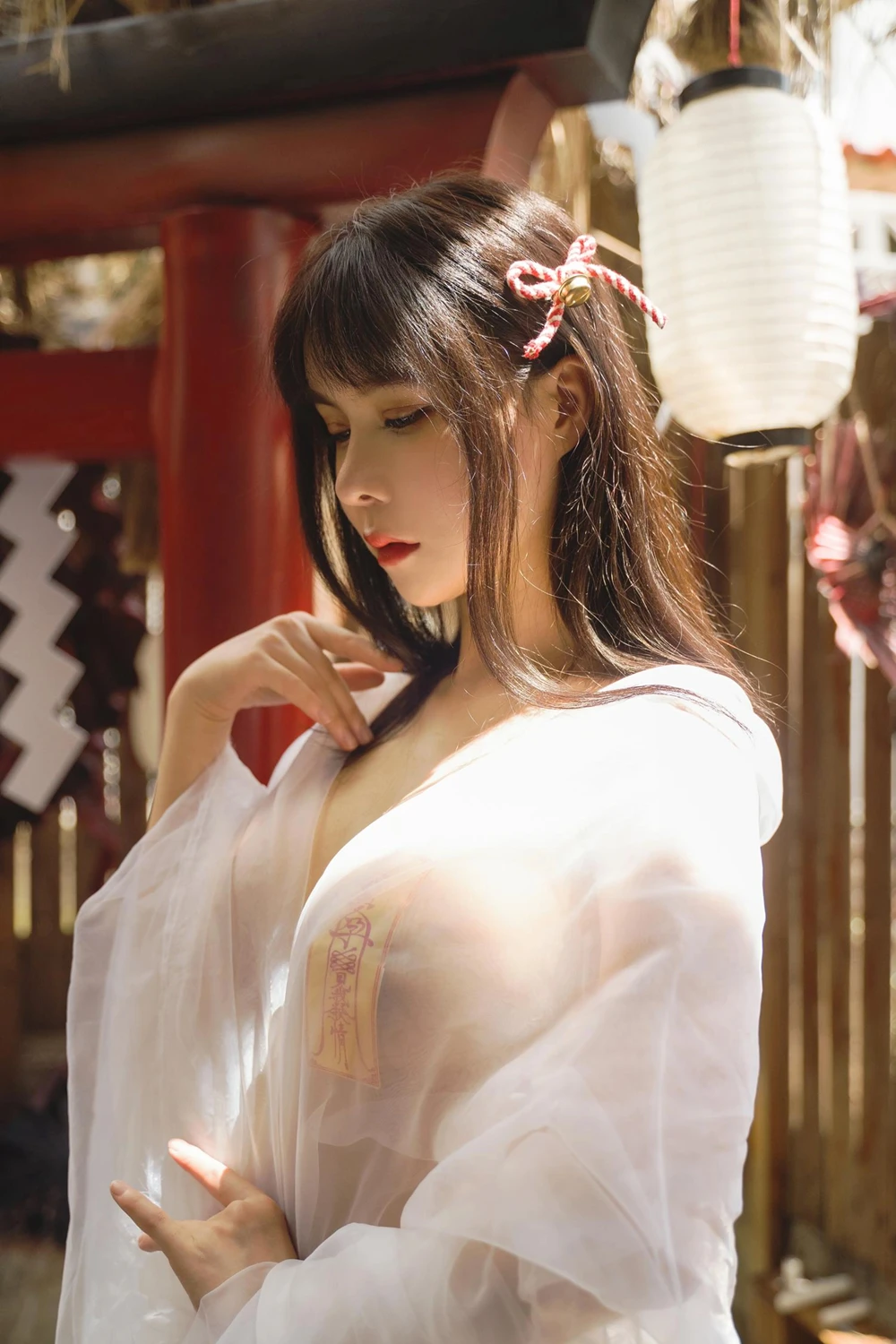 Cosplay 亚马逊鲶鱼 – 神社符纸巫女